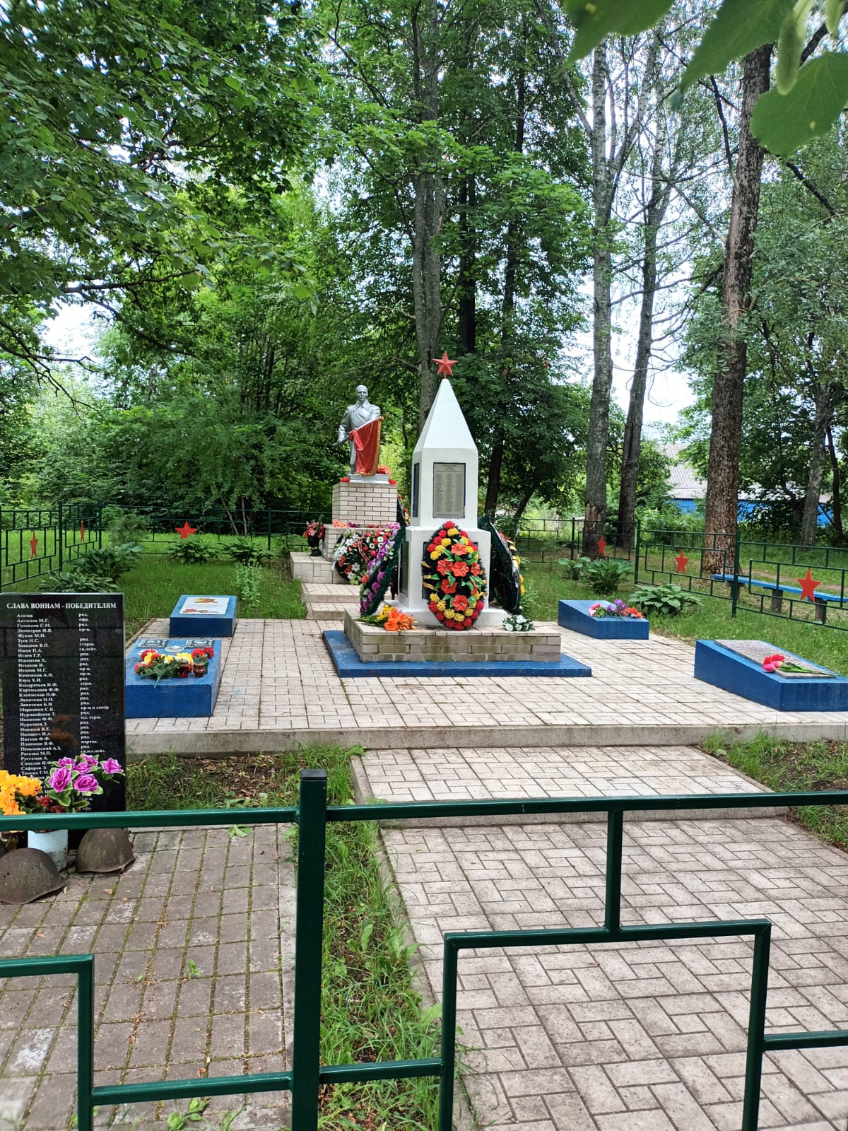 Воинское захоронение в д. Новохованск.