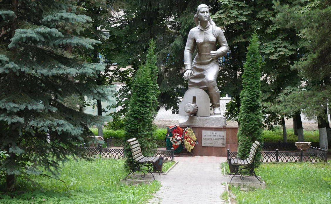 Торжественная акция памяти Героя Советского Союза Маншук Маметовой.