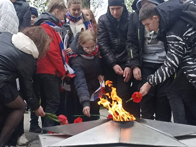 Возложение цветов.
