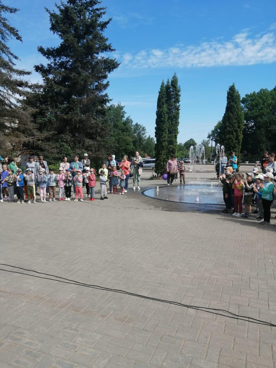&quot;Возле фонтана состоялся детский праздник&quot;..